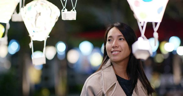 Comment assister à un festival de lanternes dans le village de Hoi An, Vietnam?