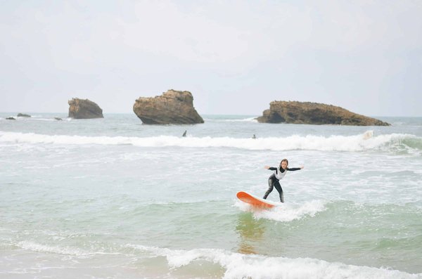 Quels sont les avantages d'une location de vacances en bord de mer avec des cours de surf?